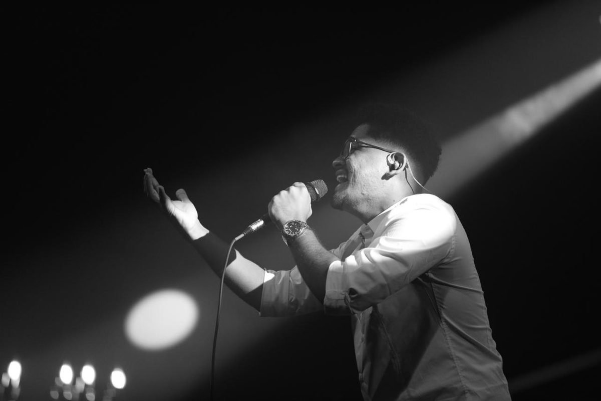 Vocalista cantando durante o culto